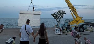 На Ланжероні демонтували скандальний кіоск Pianocoffee: кран вивіз МАФ під музику