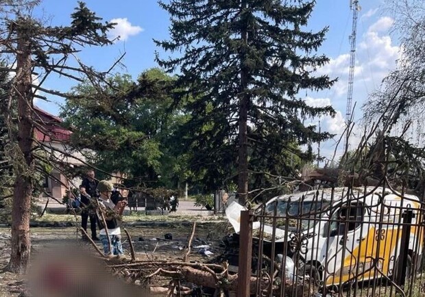 Росія скинула авіабомбу під час видачі пенсій на Донеччині: понад 20 загиблих цивільних. 