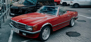 У Києві помітили затюнінгований рідкісний Mercedes-Benz 560 SL