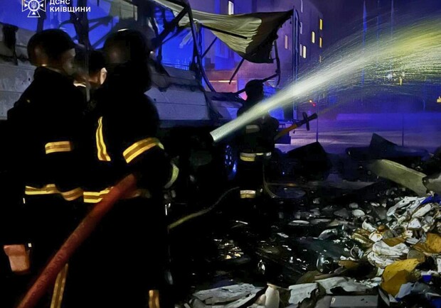 РФ вдарили по рятувальниках під час гасіння пожежі. Фото: ДСНС