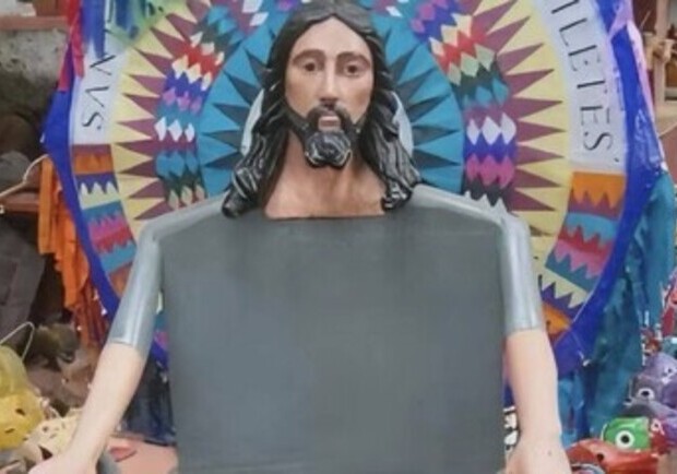 "Воскресло": На OLX продают кресло с изображением Иисуса за 10 000 гривен Фото: kiev.tram.news