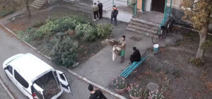 У Жовтих Водах чоловік привіз сміття до офісу комунального підприємства