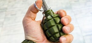 На Запоріжжі чоловік напідпитку погрожував родині з дітьми гранатою та кинув її в бік будинку