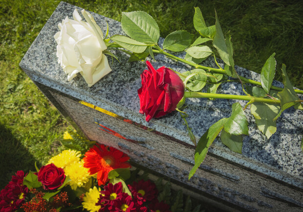 Київ буде оплачувати поховання цивільних, які загинули через російські обстріли: рішення міськради - 