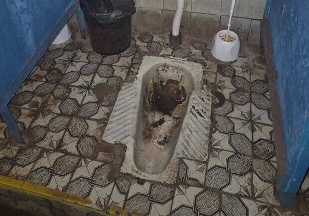 Ужасные условия в укрытии: киевляне показали состояние туалета на "Лукьяновской" 