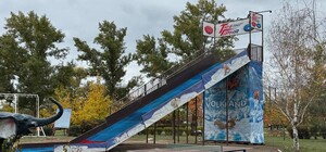 В Запорожье устанавливают новый аттракцион (фото)