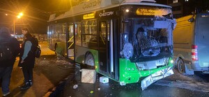 У Харкові тролейбус в'їхав у зупинку: водієві стало погано