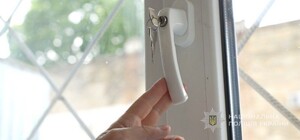 В Одессе из окна многоэтажки выпал трехлетний малыш: что с ребенком