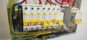 В Днепре во время блекаута из подъезда угнали все автоматы: жители остались без света