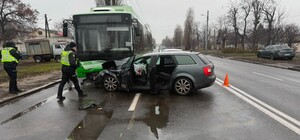 На Нових Будинках тролейбус із пасажирами потрапив у ДТП