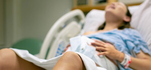 В пренатальном центре на Оболони в Киеве врачу сообщили о подозрении после смерти роженицы