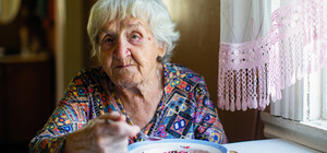 В Киеве одиноких пожилых людей обеспечат горячим питанием: куда обратиться