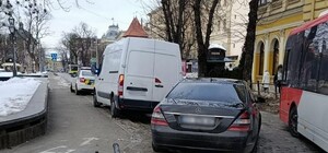У центрі Львова автомобіль збив жінку