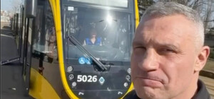 С кондиционерами и зарядками для гаджетов: на левом берегу Киева запустили три новых трамвая