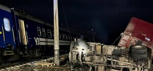 На Харківщині вантажівка врізалась у пасажирський поїзд: рух затримується
