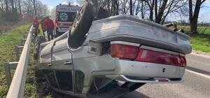 На Львівщині водій перекинув автомобіль на дах і загинув: фото з місця ДТП 