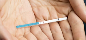 Тест на вагітність показав дві смужки: що робити далі покроково?