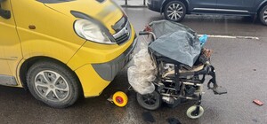 У Львові автомобіль збив чоловіка на колісному кріслі