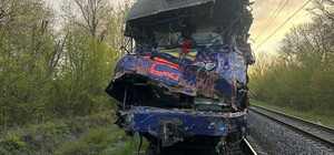 На Львівщині поїзд зіткнувся з автокраном і зійшов з колії, є загиблі: фото
