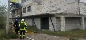 РФ нанесла удар по дому в Одесской области: вспыхнул пожар