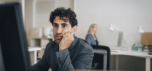 Оформление иностранца на работу: как работодателю избежать штрафов от налоговой и Гоструда