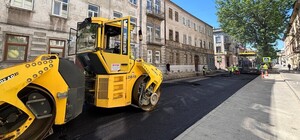 На вулиці Героїв УПА вже стелять нижній шар асфальту