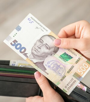 Могут ли в Украине уменьшить оклад или отменить премию из-за 