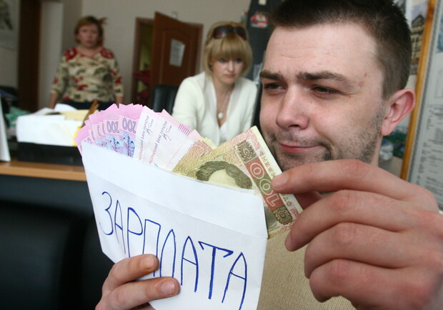 Официально каждый десятый киевлянин не получает и минимальной зарплаты. Деньги выдают в конвертах.
Фото Максима Люкова