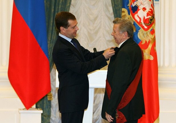 В 2009 году Дмитрий Медведев вручил Евгению Чазову Орден "За заслуги перед Отечеством" I степени.
Фото пресс-службы Президента Российской Федерации
