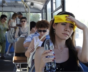 Будем продолжать изнывать от жары в транспорте... Фото из архива "КП в Украине"