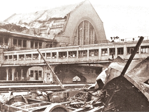 Киев, 1941 года Разрушенная станция Киев-Пассажирский. Взрывной волной от бомбардировок сорвана крыша, выбиты все окна в здании и галереях над путями.