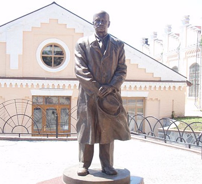 Памятник Сикорскому в Киеве. Фото с сайта wikipedia.org