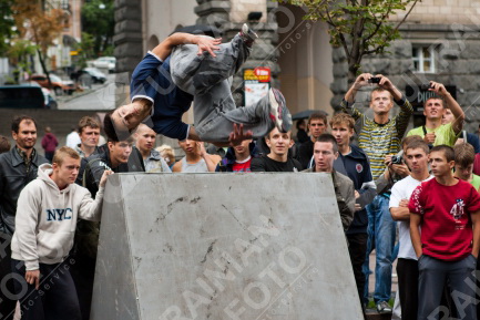 Киевская молодежь показала на Крещатике настоящий экстрим. Фото с сайта http://ukrafoto.com