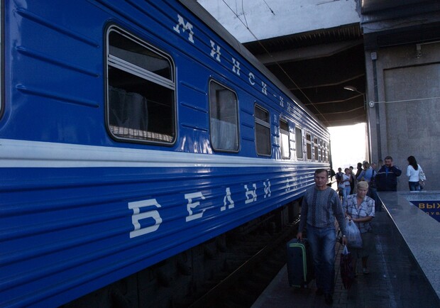Поезд Киев-Минск на перроне Чыганучнаго вокзала в Минске. Фото автора