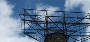 Киевские власти избавляются от незаконных рекламных конструкций – уже снесли 320 штук