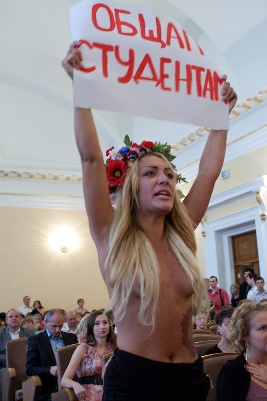 Активистка движения провела акцию "Евробомж-2012".
Фото с официального сайта FEMEN