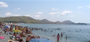 Пляжи под Алуштой вновь «поливают» фекалиями