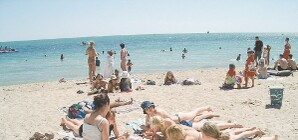 В Крыму туристов на пляжи стали пускать по паспортам