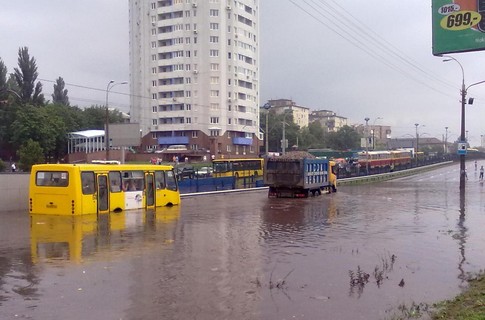 Маршрутки и автобусы попросту тонули в воде.
Фото www.segodnya.ua