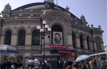 Портрет Сталина на фасаде Национальной оперы Украины. 
Фото с сайта  www.facebook.com