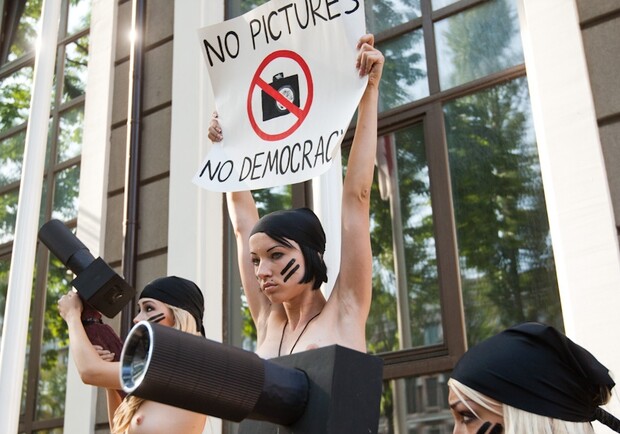 Femen провели "Фотоохоту".
Фото femen.livejournal.com