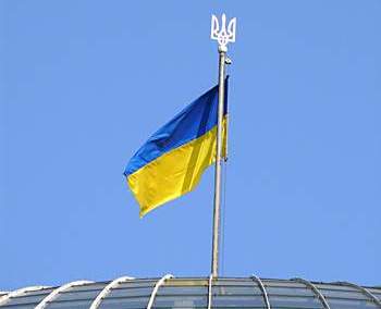 Флаг Украины до сих пор гордо развевается над Киевским Горсоветом. Фото Руслана Кобуса с сайта photoua.net.