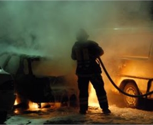 Вчера пожарные то и дело тушили горящие машины. Фото с сайта www.sxc.hu.