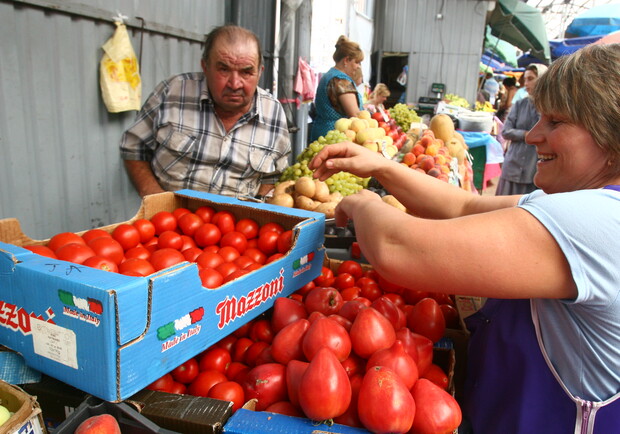 Пока на рынке работает только павильон "Фрукты-овощи".
Фото Максима Люкова