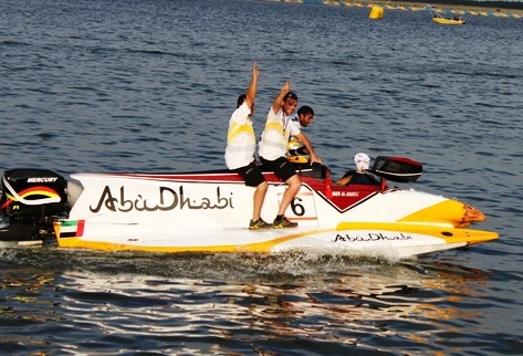На катер победителя гонок Ахмеда Аль Хамели забралась чуть ли не вся команда Абу-Даби. Фото Ксении Тартынской.