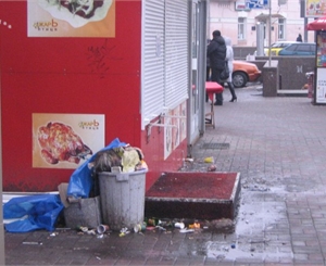 МАФы, а вместе с ними и горы мусора рядом исчезли с "Арсенальной". Фото с сайта flackelf.livejournal.com.