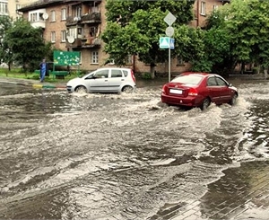 Во время дождей на Оболони больше пригодится лодка, а не авто. Фото Андрея Литвиненко.