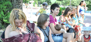 Запорожанки доказали, что в открытии груди на улице нет ничего зазорного