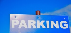 Владельцы автостоянок взвинчивают цены после каждого поджога