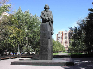 Памятник Гоголю стоит на Русановке до сих пор. Фото с сайта neplozqec.ru.